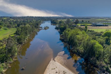 Avustralya 'nın Yeni Güney Galler bölgesindeki tarım arazilerinden geçen Hawkesbury Nehri' nin havadan görünüşü