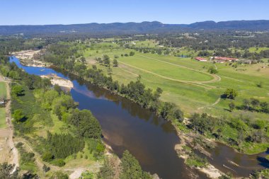 Avustralya 'nın Yeni Güney Galler bölgesindeki tarım arazilerinden geçen Hawkesbury Nehri' nin havadan görünüşü