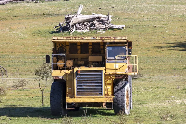 Vieux Camion Terrassement Rouillé Dans Champ Vert Australie Régionale — Photo