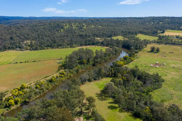 Avustralya 'nın Yeni Güney Galler bölgesindeki Wollondilly Shire' da bulunan Wallacia 'daki tarım arazisinden geçen Nepean Nehri.