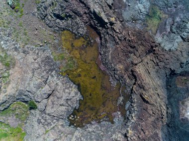Avustralya 'nın Yeni Güney Galler kıyısındaki Kiama' daki Kaleula Head 'deki kayaların hava görüntüsü.