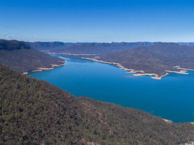 Avustralya 'nın Yeni Güney Galler bölgesinde Sydney yakınlarındaki Burragorang Gölü' nün havadan görünüşü