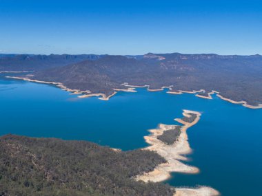 Avustralya 'nın Yeni Güney Galler bölgesinde Sydney yakınlarındaki Burragorang Gölü' nün havadan görünüşü