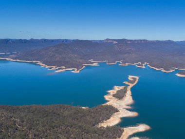 Avustralya 'nın Yeni Güney Galler bölgesinde Sydney yakınlarındaki Burragorang Gölü' nün havadan görünüşü