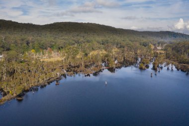Avustralya 'nın Yeni Güney Galler bölgesindeki Wollemi Ulusal Parkı' ndaki dağ gölünün havadan görünüşü