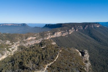 Avustralya 'nın Yeni Güney Galler' indeki Mavi Dağlar 'da bulutsuz bir günde açık bir dağ ve vadi manzarası..