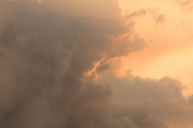 Avustralya 'nın Yeni Güney Galler bölgesindeki Mavi Dağlar' daki orman yangınından kaynaklanan kırmızı günbatımı bulutları