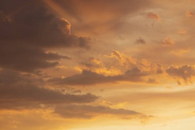 Avustralya 'nın Yeni Güney Galler bölgesindeki Mavi Dağlar' daki orman yangınından kaynaklanan kırmızı günbatımı bulutları