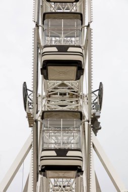 Halk parkında insan olmayan büyük beyaz bir dönme dolap.