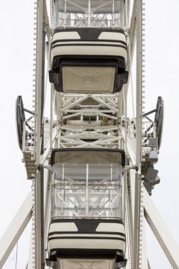 Halk parkında insan olmayan büyük beyaz bir dönme dolap.