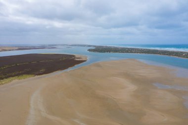 Güney Avustralya 'da Murray Nehri' nin ağzındaki Koorong 'un hava manzarası.
