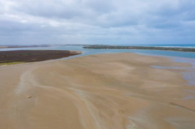 Güney Avustralya 'da Murray Nehri' nin ağzındaki Koorong 'un hava manzarası.