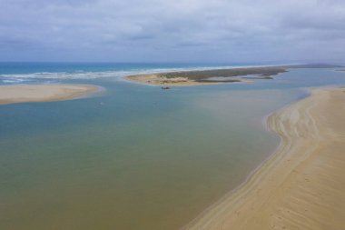 Güney Avustralya 'da Murray Nehri' nin ağzındaki Koorong 'un hava manzarası.
