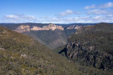 Avustralya 'nın Yeni Güney Galler bölgesindeki Mavi Dağlar' daki bir vadinin havadan görüntüsü.