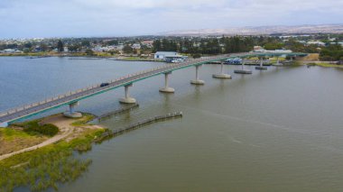Güney Avustralya 'da Adelaide' in güneyindeki Goolwa Köprüsü.