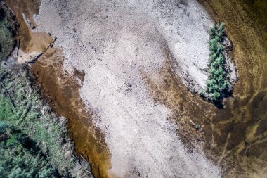 Bölgesel Avustralya 'da şiddetli kuraklık nedeniyle tuza dönüşen bir nehir