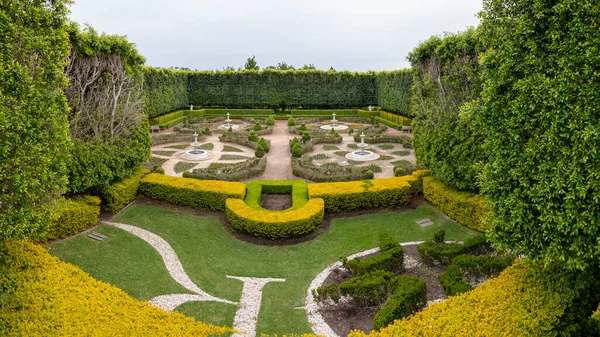 Labyrinthe Décoratif Avec Des Plantes Des Fontaines Eau Dans Grand — Photo