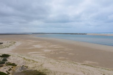 Güney Avustralya 'da Murray Nehri' nin ağzındaki Koorong 'un hava manzarası.