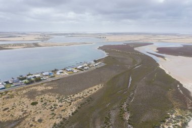 Güney Avustralya 'da Murray Nehri' nin ağzındaki Koorong 'un hava manzarası.