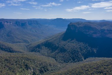 Avustralya 'nın Yeni Güney Galler bölgesindeki Mavi Dağlar' da Medlow Bath kasabası yakınlarındaki Büyük Kanyon 'un havadan görünüşü