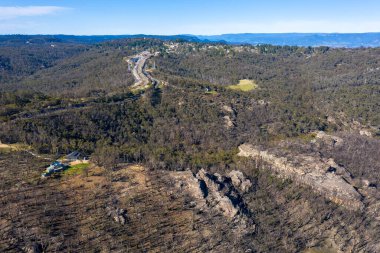 Avustralya 'nın Yeni Güney Galler' indeki Mavi Dağlar 'daki Victoria Dağı' nda orman yangınlarıyla yanan Büyük Batı Otoyolu 'nun havadan görünüşü.