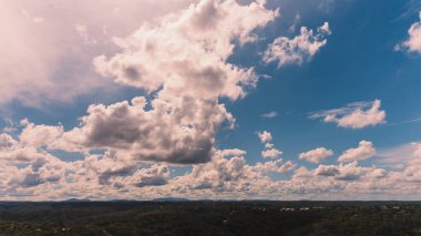 Avustralya 'nın Yeni Güney Galler bölgesindeki Mavi Dağlar üzerinde bulutlar