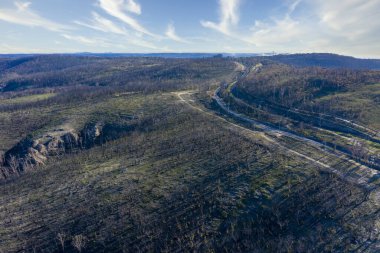 Avustralya 'nın Yeni Güney Galler bölgesindeki Mavi Dağlar' da çıkan orman yangınları sonrası alçak bulutların hava manzarası.