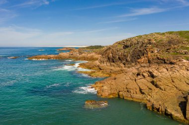 Avustralya 'nın Yeni Güney Galler bölgesindeki Port Stephens yakınlarındaki Birubi Point' te bulunan Tasman Denizi 'nin havadan görünüşü ve mavi suyu.