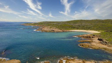 Avustralya 'nın Yeni Güney Galler bölgesindeki Port Stephens yakınlarındaki Birubi Point' te bulunan Tasman Denizi 'nin havadan görünüşü ve mavi suyu.