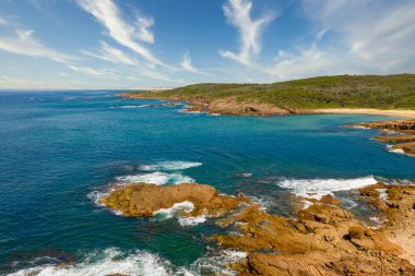 Avustralya 'nın Yeni Güney Galler bölgesindeki Port Stephens yakınlarındaki Birubi Point' te bulunan Tasman Denizi 'nin havadan görünüşü ve mavi suyu.