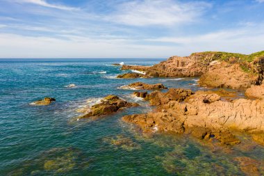 Avustralya 'nın Yeni Güney Galler bölgesindeki Port Stephens yakınlarındaki Birubi Point' te bulunan Tasman Denizi 'nin havadan görünüşü ve mavi suyu.