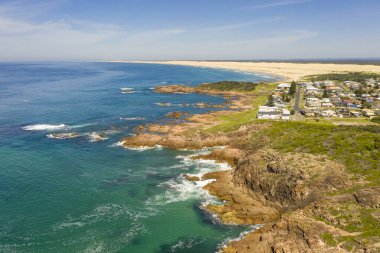 Avustralya 'nın Yeni Güney Galler bölgesindeki Port Stephens yakınlarındaki Birubi Point' te bulunan Tazman Denizi 'nin Stockton kum tepelerinin ve mavi sularının hava manzarası.