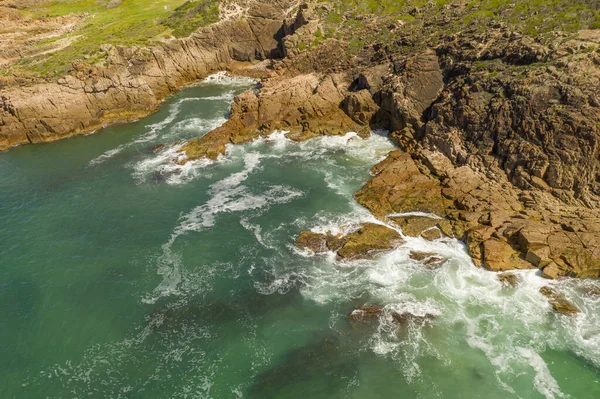 Vista Aérea Das Rochas Marrons Água Azul Mar Tasman Birubi — Fotografia de Stock