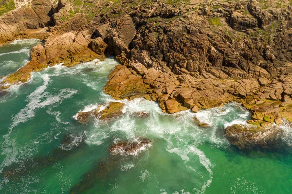 Luftaufnahme Der Braunen Felsen Und Des Blauen Wassers Der Tasmanischen — Stockfoto