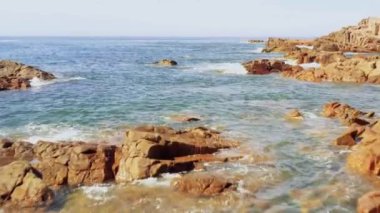 Avustralya 'nın Yeni Güney Galler bölgesindeki Port Stephens yakınlarındaki Birubi Point' te kahverengi kayaların ve Tasman Denizi 'nin mavi sularının hava görüntüleri.