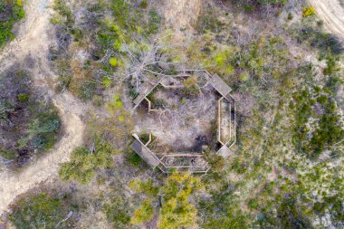 Avustralya 'nın Yeni Güney Galler bölgesindeki Merkez Tablolarda Clarence yakınlarında çıkan orman yangınları sonrasında yapısal kalıntıların ve orman yenilenmesinin hava fotoğrafı.