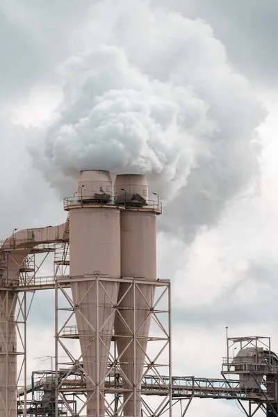 Large Manufacturing Facility Regional Township Steam Coming Chimney Stacks Processing — Stock Photo, Image