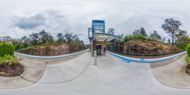 Glenbrook, Avustralya 'nın Yeni Güney Galler bölgesindeki Mavi Dağlar' daki tren istasyonunun küresel 360 panoramik fotoğrafı