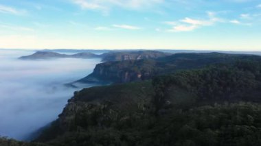 Avustralya 'nın Yeni Güney Galler' indeki Mavi Dağlar 'daki Megalong Vadisi' ndeki Sis 'in insansız hava aracı görüntüleri.