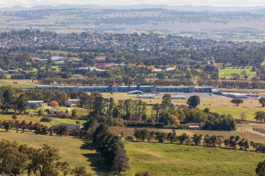 Avustralya 'nın Yeni Güney Galler bölgesindeki Bathurst' teki Panorama Dağı hipodromunda Pit Lane 'in arkasında.