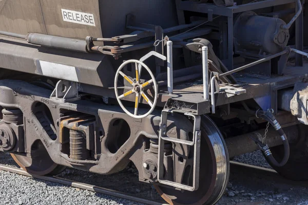 生产厂装卸区货运列车上的火车轮及油箱 — 图库照片