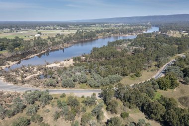 Avustralya 'nın Yeni Güney Galler' in Hawkesbury bölgesindeki Yarramundi Rezervi 'nde meydana gelen sel felaketinin ardından Nepean Nehri ve karayolunun insansız hava aracı fotoğrafı.