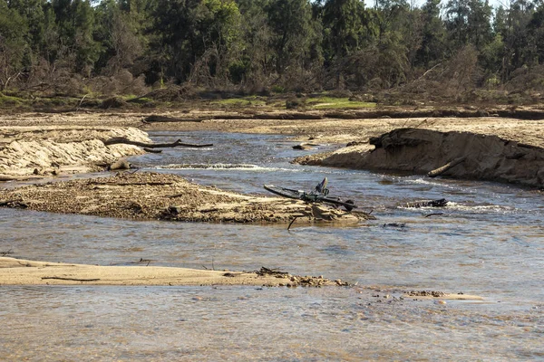 Avustralya 'nın Yeni Güney Galler' in Hawkesbury bölgesindeki Yarramundi Reserve 'de sel baskınından sonra Grose Nehri' nde yatan bir bisikletin fotoğrafı.