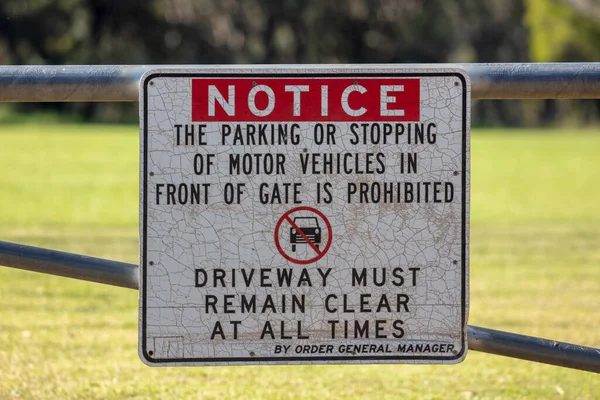 Bir spor sahasının kapısına sürgülü park etmeyin ve garaj yolu açık levhası tutun