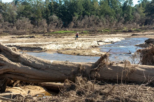 Fotografera Ryttare Promenader Med Cykel Grose River Efter Allvarliga Översvämningar — Stockfoto