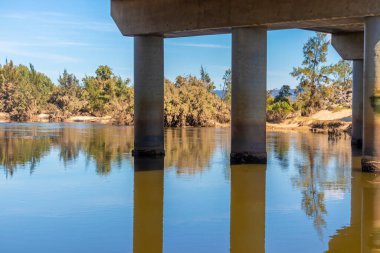 Avustralya 'nın Yeni Güney Galler bölgesindeki Yarramundi Reserve' deki şiddetli sel baskınından sonra Nepean Nehri ve Köprüsü 'nün fotoğrafı.