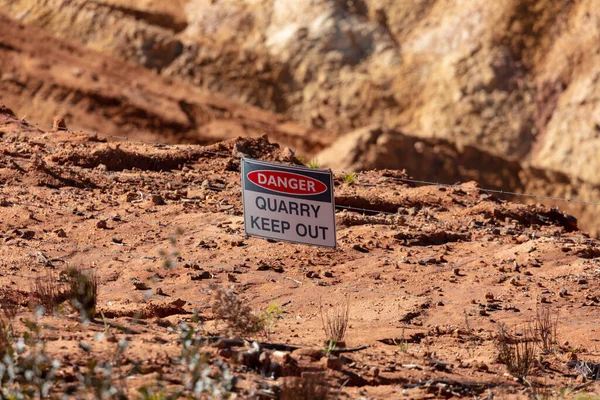 Photographie Panneau Danger Sécurité Sur Une Clôture Fil Fer Barbelé — Photo