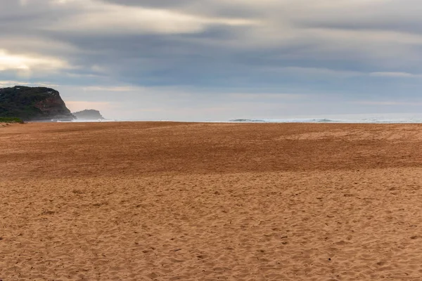 オーストラリアのニューサウスウェールズ州中央海岸のアヴォカビーチの砂とスカイラインの写真 — ストック写真