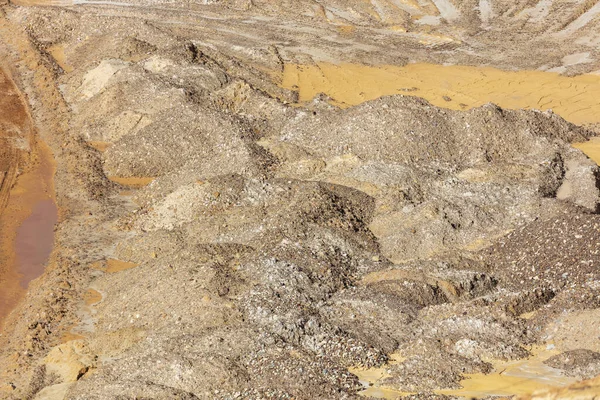 大きな採石場の地面に置かれた砕けた砂と石の写真 — ストック写真