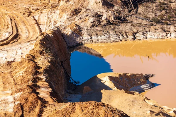 Фотография Застойной Паводковой Воды Лежащей Земле Большом Карьере — стоковое фото